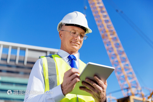 建筑工地的工程師建設(shè)者工程師建筑工人施工場景穿著安全背心記事本