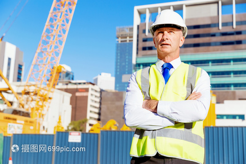 建筑工地的工程師建設(shè)者建筑工程師施工場(chǎng)景穿著安全背心