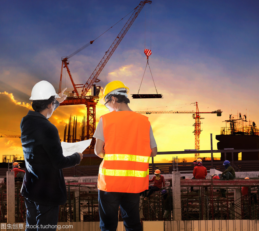 工程在建筑施工現場借機與工作的人