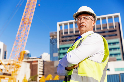 建筑工地的工程師建設者建筑工程師施工場景穿著安全背心