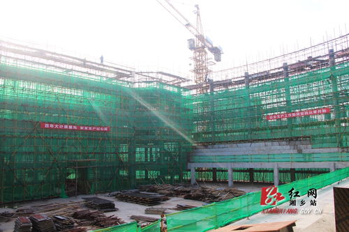 節日我在崗 建筑工人奮戰一線趕工期